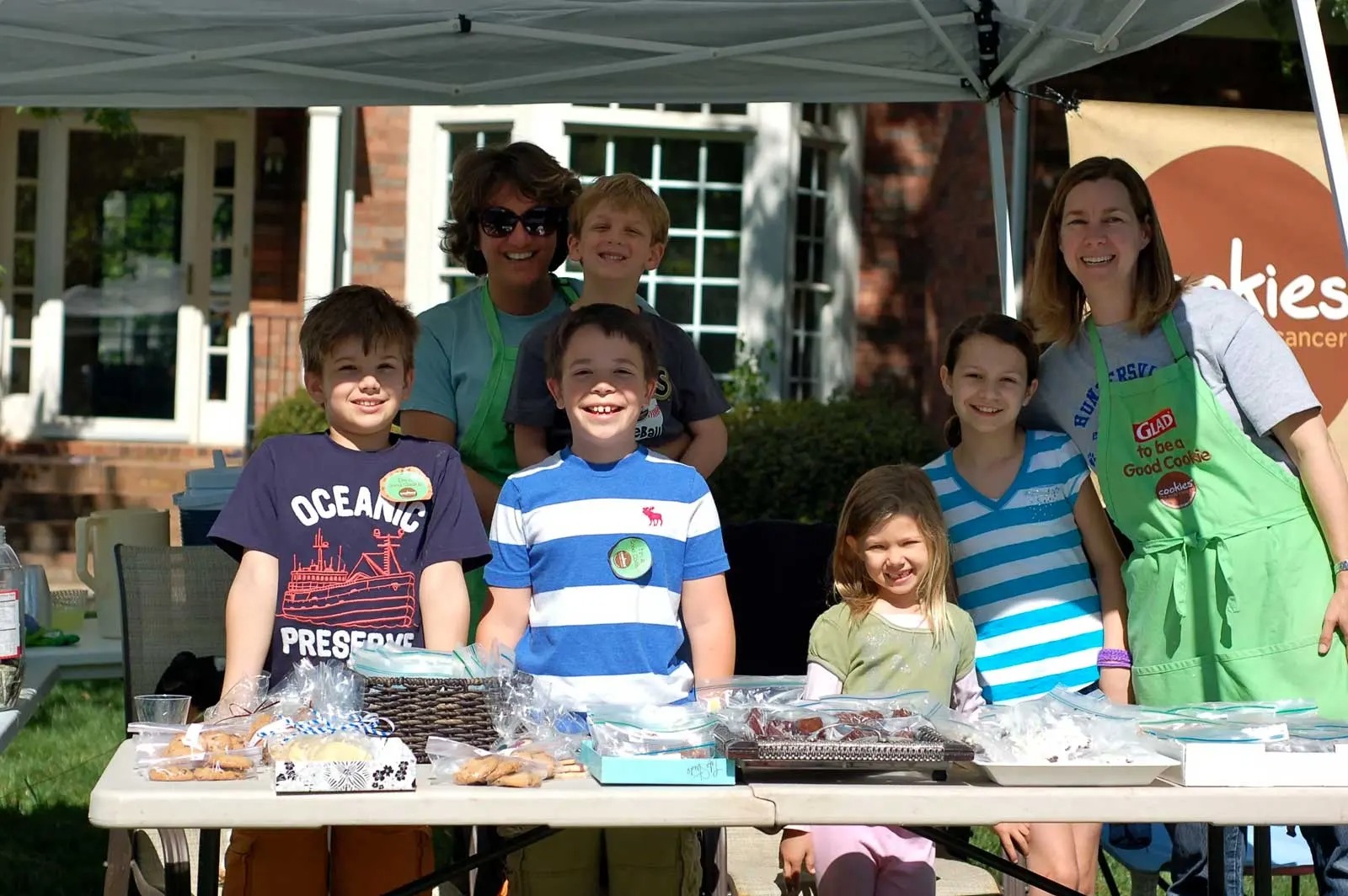 imageye___-_ a group of kids at a bake sale