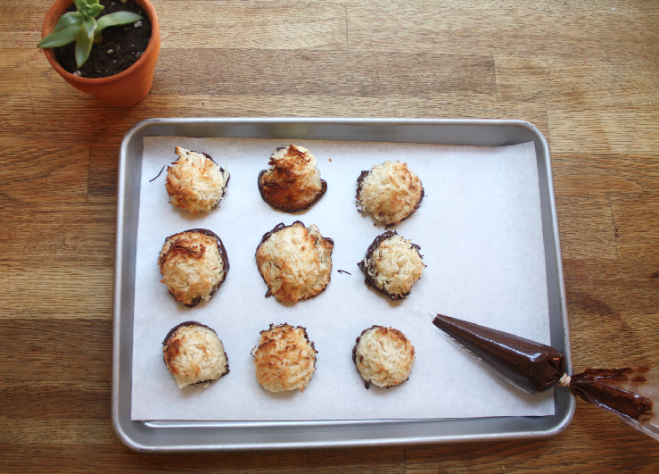 put chocolate on the bottom of macaroons