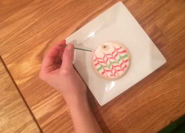 how to decorate with Meringue Royal Icing